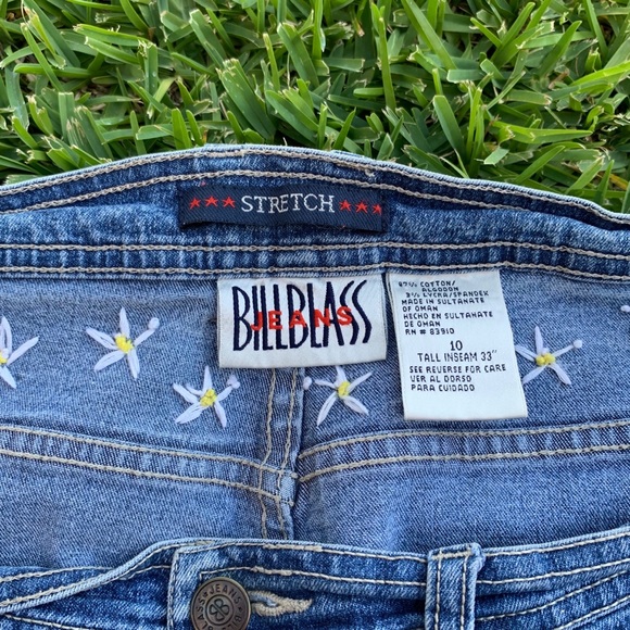 Daisy Embroidered Jeans 🌼 - Picture 5 of 5